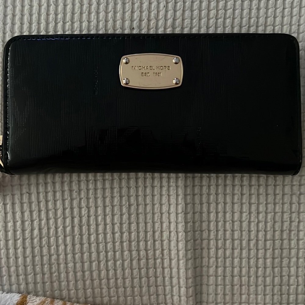 Michael Kors zipper wallet!!